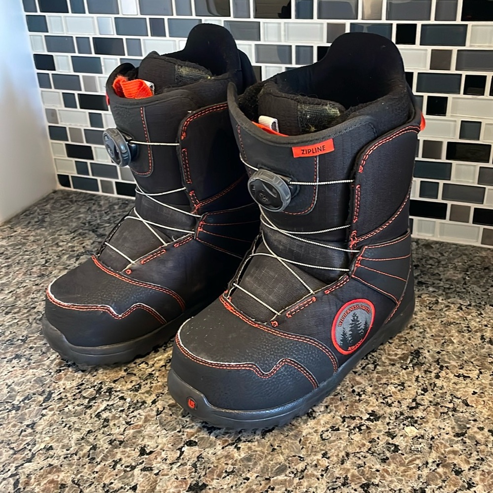 EUC Burton youth boys BOA zip line snowboarding boots.
